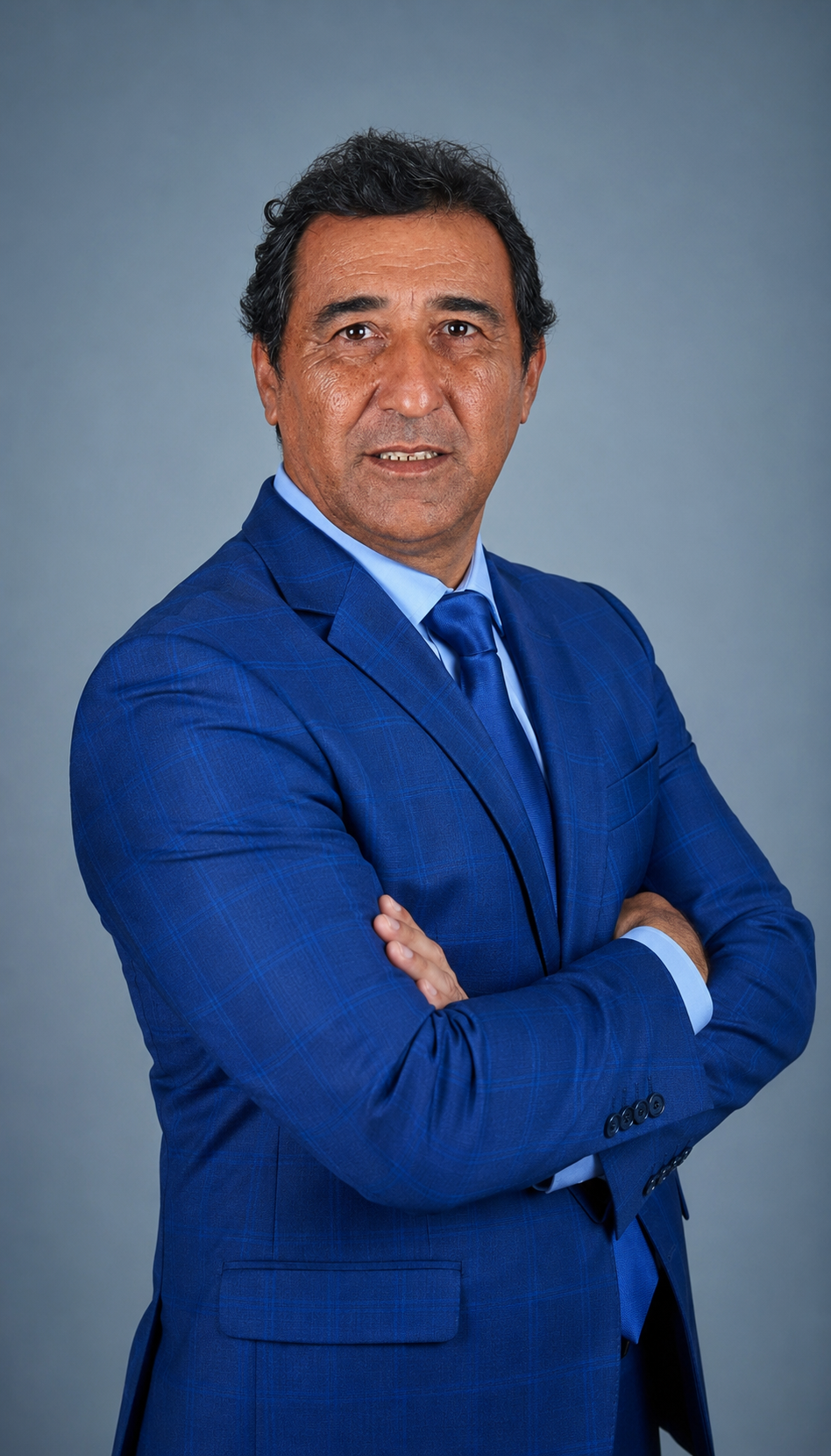 Robert Burns de terno azul, de braços cruzados, em retrato oficial de campanha